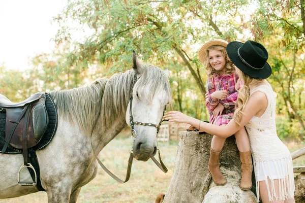 Mooi Jong Meisje Met Blond Haar Een Suède Jasje Met — Stockfoto