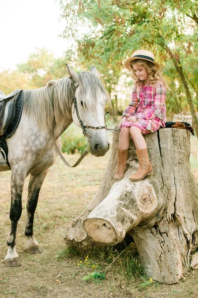 Una Bella Bambina Con Capelli Ricci Leggeri Abito Vintage Quadri — Foto Stock