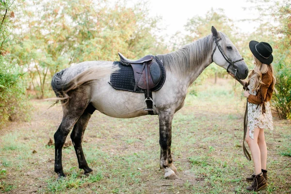 Szép Fiatal Lány Szőke Haj Egy Velúr Dzseki Fringe Rajta — Stock Fotó