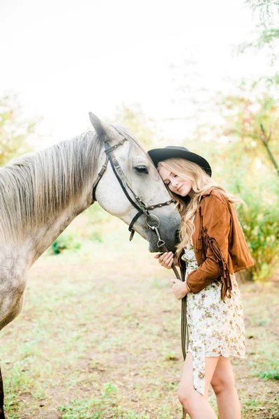 Mooi Jong Meisje Met Blond Haar Een Suède Jasje Met — Stockfoto