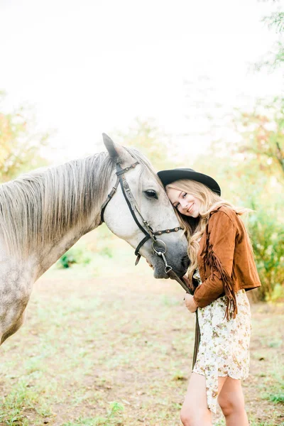 Güzel Genç Kız Siyah Yumuşak Sarkık Gülümseyerek Onun Atı Nde — Stok fotoğraf