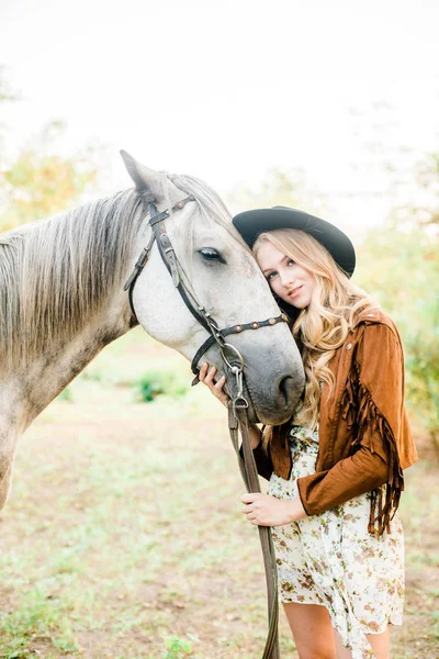 Mooi Jong Meisje Met Blond Haar Een Suède Jasje Met — Stockfoto