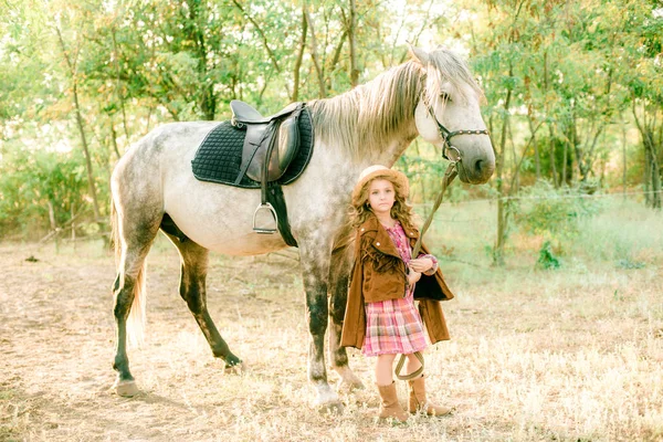 Una Niña Bonita Con Pelo Rizado Claro Vestido Cuadros Vintage —  Fotos de Stock