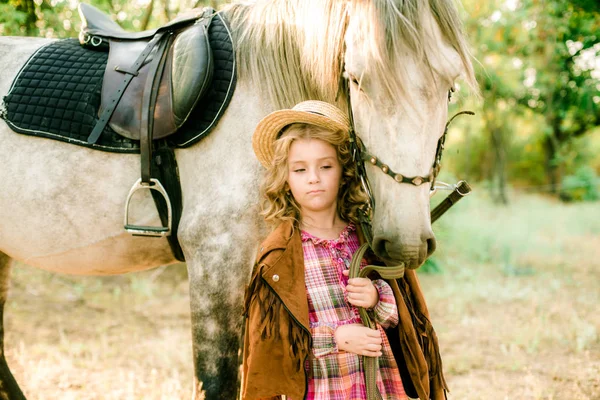 Una Bella Bambina Con Capelli Ricci Leggeri Abito Vintage Quadri — Foto Stock