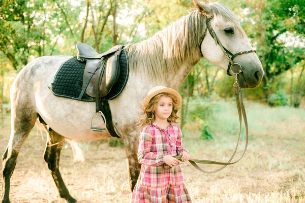 Una Niña Bonita Con Pelo Rizado Claro Vestido Cuadros Vintage —  Fotos de Stock