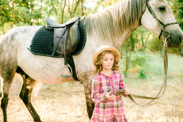 Una Niña Bonita Con Pelo Rizado Claro Vestido Cuadros Vintage —  Fotos de Stock