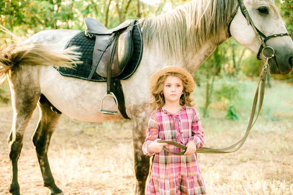 Una Niña Bonita Con Pelo Rizado Claro Vestido Cuadros Vintage —  Fotos de Stock