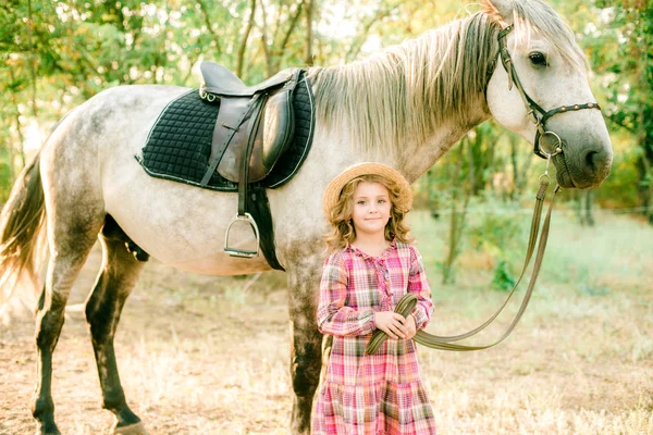 Una Niña Bonita Con Pelo Rizado Claro Vestido Cuadros Vintage —  Fotos de Stock