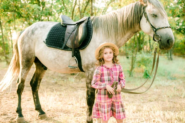 Una Bella Bambina Con Capelli Ricci Leggeri Abito Vintage Quadri — Foto Stock