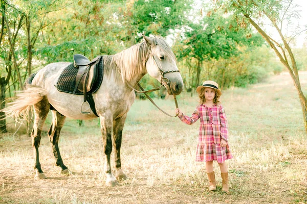 Een Mooi Klein Meisje Met Licht Krullend Haar Een Vintage — Stockfoto