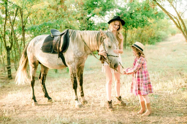 Una Bella Bambina Con Capelli Ricci Leggeri Abito Vintage Quadri — Foto Stock