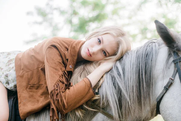 Hermosa Joven Con Pelo Largo Rubio Una Chaqueta Gamuza Con —  Fotos de Stock