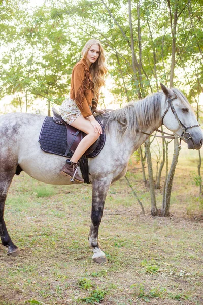 Menina Bonita Com Longos Cabelos Loiros Uma Jaqueta Camurça Com — Fotografia de Stock