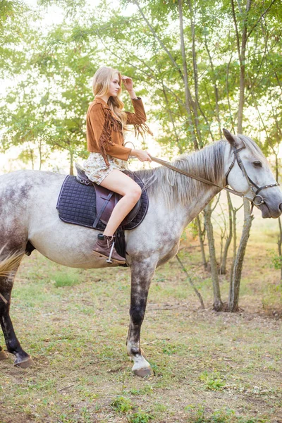 Menina Bonita Com Longos Cabelos Loiros Uma Jaqueta Camurça Com — Fotografia de Stock