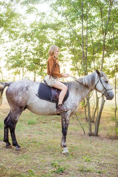 Mooie Jonge Meid Met Lang Blond Haar Een Suède Jasje — Stockfoto