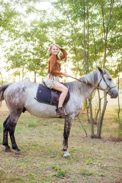 Menina Bonita Com Longos Cabelos Loiros Uma Jaqueta Camurça Com — Fotografia de Stock