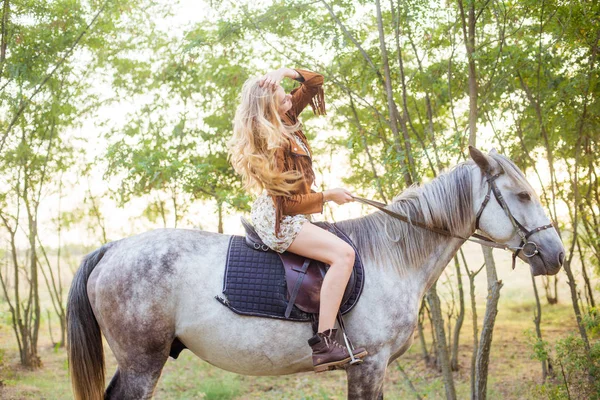 Krásná Mladá Dívka Dlouhé Blond Vlasy Semišové Sako Třásněmi Úsměvem — Stock fotografie