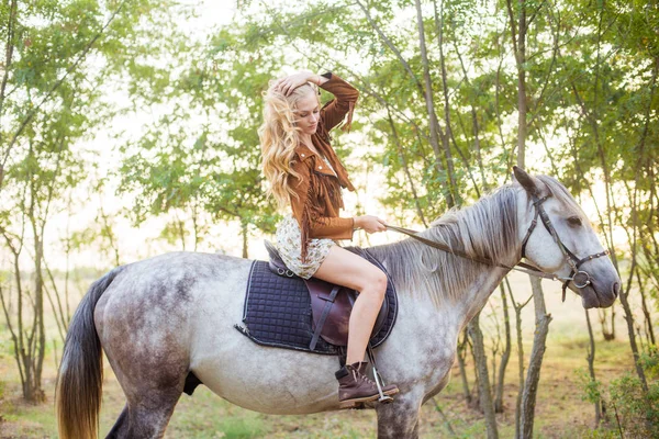 Menina Bonita Com Longos Cabelos Loiros Uma Jaqueta Camurça Com — Fotografia de Stock