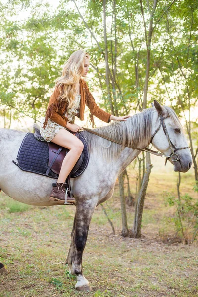 Piękna Młoda Dziewczyna Długimi Blond Włosami Kurtka Zamszu Grzywką Uśmiechnięty — Zdjęcie stockowe