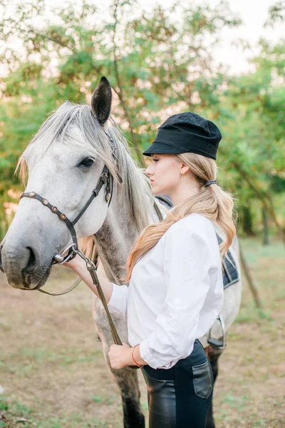 Bella Ragazza Con Capelli Chiari Concorso Uniforme Abbraccia Suo Cavallo — Foto Stock