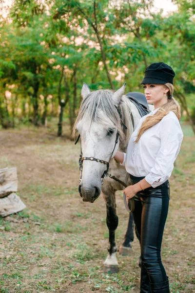 Bella Ragazza Con Capelli Chiari Concorso Uniforme Abbraccia Suo Cavallo — Foto Stock