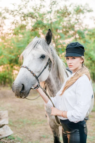 Mooi Jong Meisje Met Lichte Haren Uniforme Competitie Hugs Haar — Stockfoto