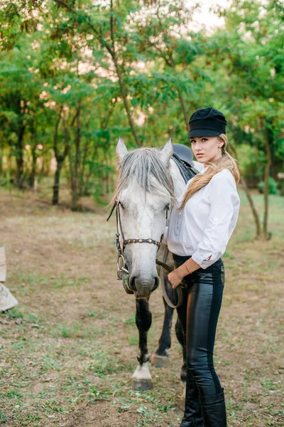 Hermosa Joven Con Pelo Claro Competencia Uniforme Abraza Caballo Retrato —  Fotos de Stock