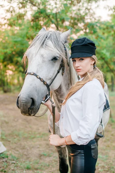 Hermosa Joven Con Pelo Claro Competencia Uniforme Abraza Caballo Retrato —  Fotos de Stock