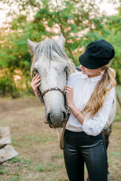 Hermosa Joven Con Pelo Claro Competencia Uniforme Abraza Caballo Retrato —  Fotos de Stock