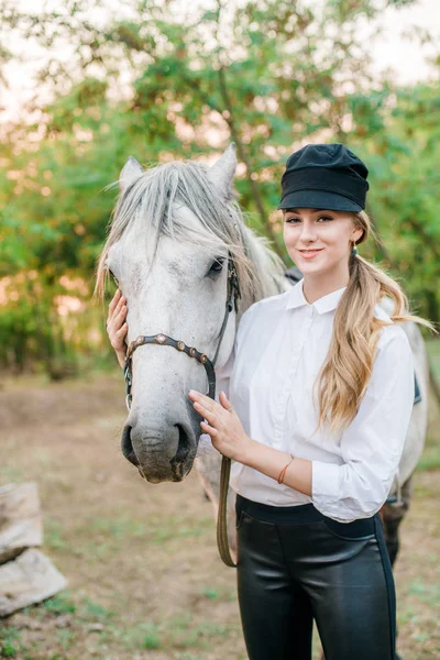 Hermosa Joven Con Pelo Claro Competencia Uniforme Abraza Caballo Retrato —  Fotos de Stock