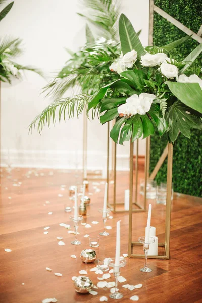 Elementy Dekoracji Ślubnych Stylu Tropikalnym Buduar Dekoracje Tropikalne Liście Białe — Zdjęcie stockowe