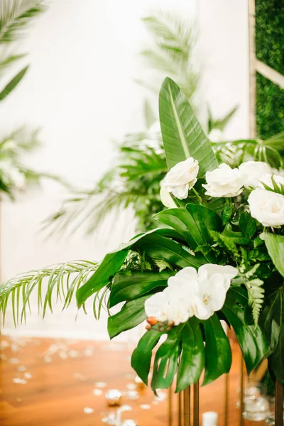 Elementy Dekoracji Ślubnych Stylu Tropikalnym Buduar Dekoracje Tropikalne Liście Białe — Zdjęcie stockowe