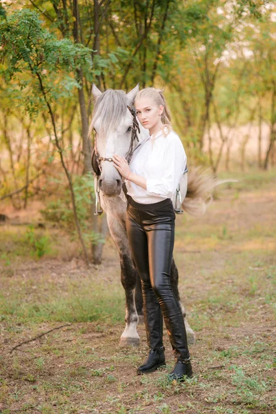 Bella Ragazza Con Capelli Chiari Concorso Uniforme Abbraccia Suo Cavallo — Foto Stock