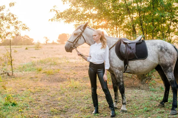 Hermosa Joven Con Pelo Claro Competencia Uniforme Abraza Caballo Retrato — Foto de Stock