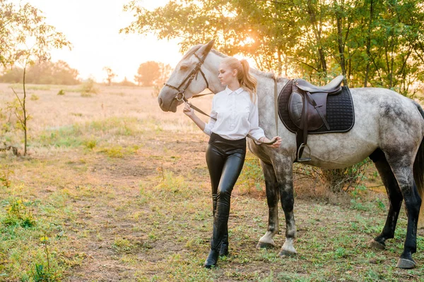 Bella Ragazza Con Capelli Chiari Concorso Uniforme Abbraccia Suo Cavallo — Foto Stock