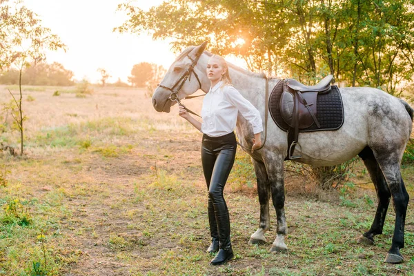 Hermosa Joven Con Pelo Claro Competencia Uniforme Abraza Caballo Retrato — Foto de Stock