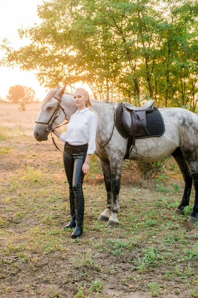 Όμορφη Νεαρή Κοπέλα Φως Μαλλιά Ομοιόμορφες Ανταγωνισμό Αγκαλιές Άλογο Πορτρέτο — Φωτογραφία Αρχείου