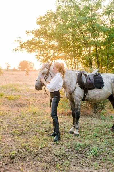 Bella Ragazza Con Capelli Chiari Concorso Uniforme Abbraccia Suo Cavallo — Foto Stock