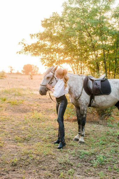 Bella Ragazza Con Capelli Chiari Concorso Uniforme Abbraccia Suo Cavallo — Foto Stock