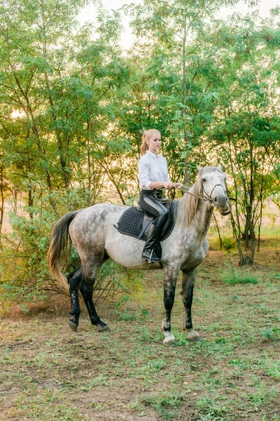 Bella Ragazza Con Capelli Chiari Competizione Uniforme Sorridente Cavallo Tramonto — Foto Stock