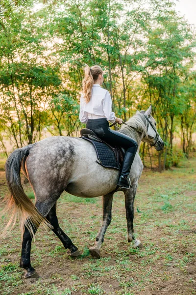 Bella Ragazza Con Capelli Chiari Competizione Uniforme Sorridente Cavallo Tramonto — Foto Stock