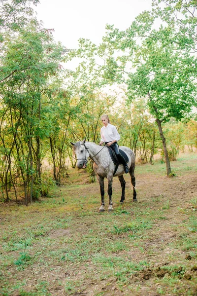 Hermosa Joven Con Pelo Ligero Competencia Uniforme Sonriendo Horcajadas Caballo —  Fotos de Stock