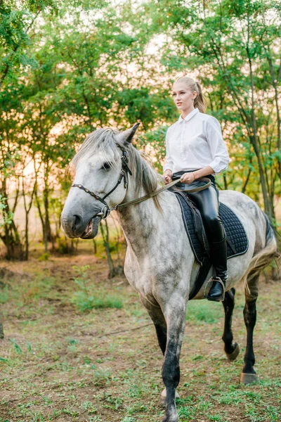 Hermosa Joven Con Pelo Ligero Competencia Uniforme Sonriendo Horcajadas Caballo —  Fotos de Stock