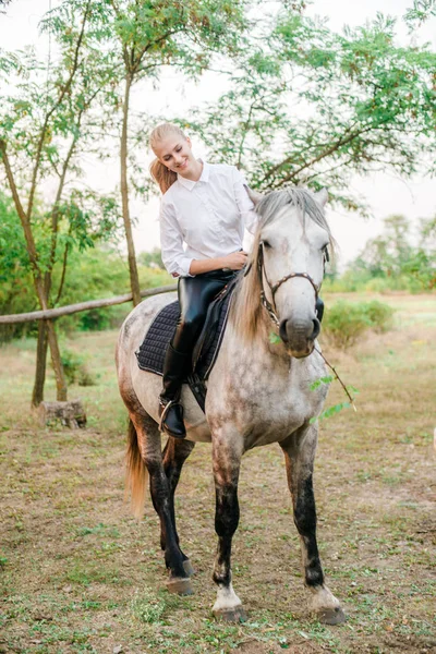 Hermosa Joven Con Pelo Ligero Competencia Uniforme Sonriendo Horcajadas Caballo —  Fotos de Stock