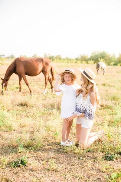 Une Belle Jeune Fille Aux Cheveux Clairs Bouclés Dans Chapeau — Photo