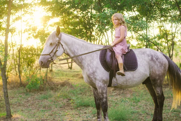 Schattig Meisje Met Licht Krullend Haar Een Stro Hoed Berijden — Stockfoto