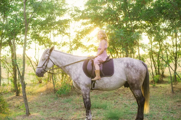 Pequena Menina Bonito Com Cabelo Encaracolado Luz Chapéu Palha Montando — Fotografia de Stock