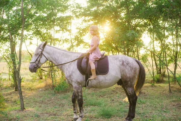 Маленькая Милая Девочка Светлыми Вьющимися Волосами Соломенной Шляпе Верхом Лошади — стоковое фото