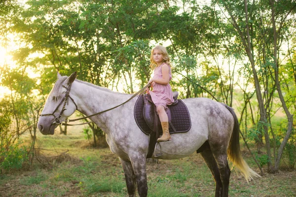 Niña Linda Con Pelo Rizado Claro Sombrero Paja Montando Caballo —  Fotos de Stock