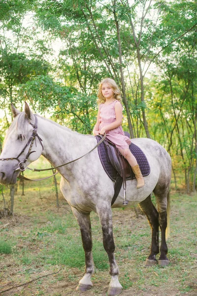 Petite Fille Mignonne Avec Des Cheveux Bouclés Légers Dans Chapeau — Photo